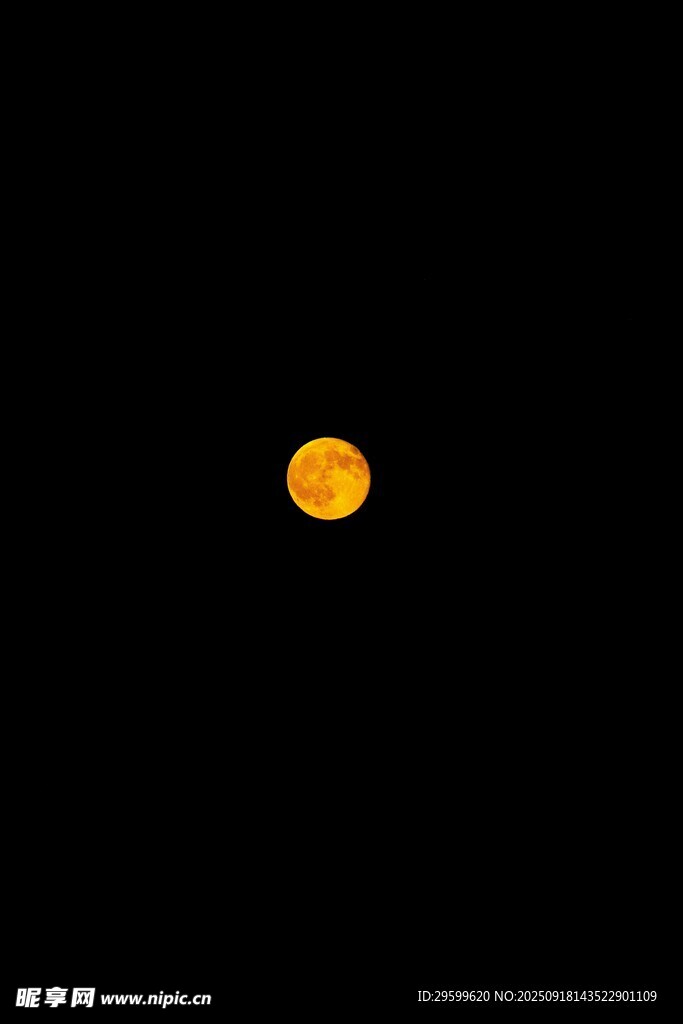 夜空中的独亮橙黄圆月