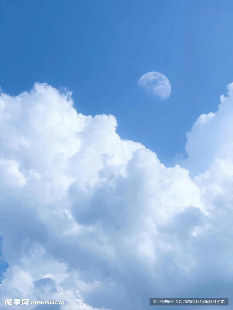 蓝天中的白云与朦胧月亮