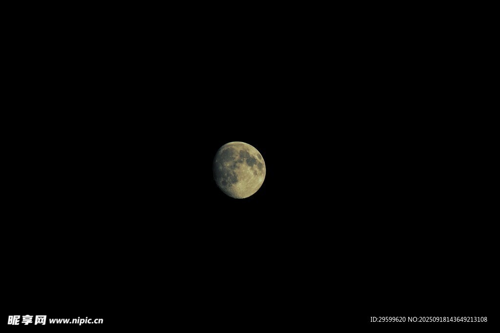 夜空中的孤独月亮