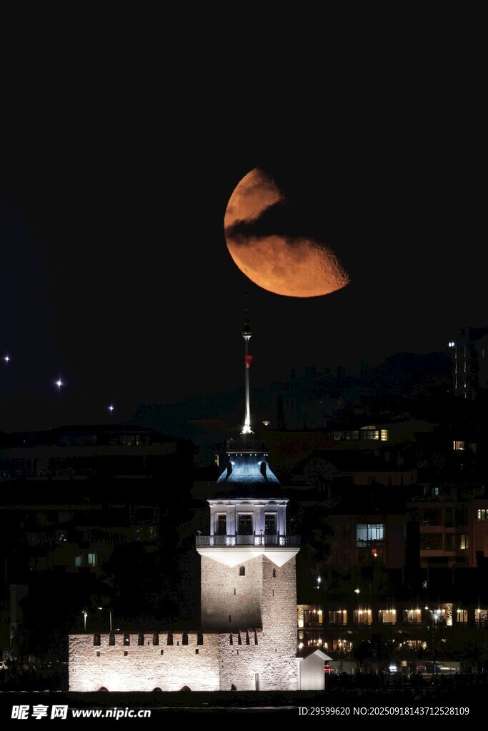 夜晚城市中的月亮与塔楼
