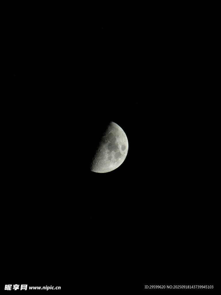夜空中的弯弯月亮