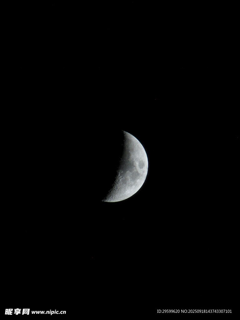 夜空中的弯弯新月