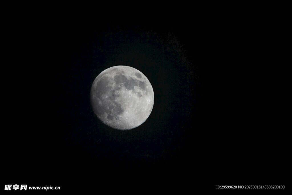 夜空中的皎洁明月