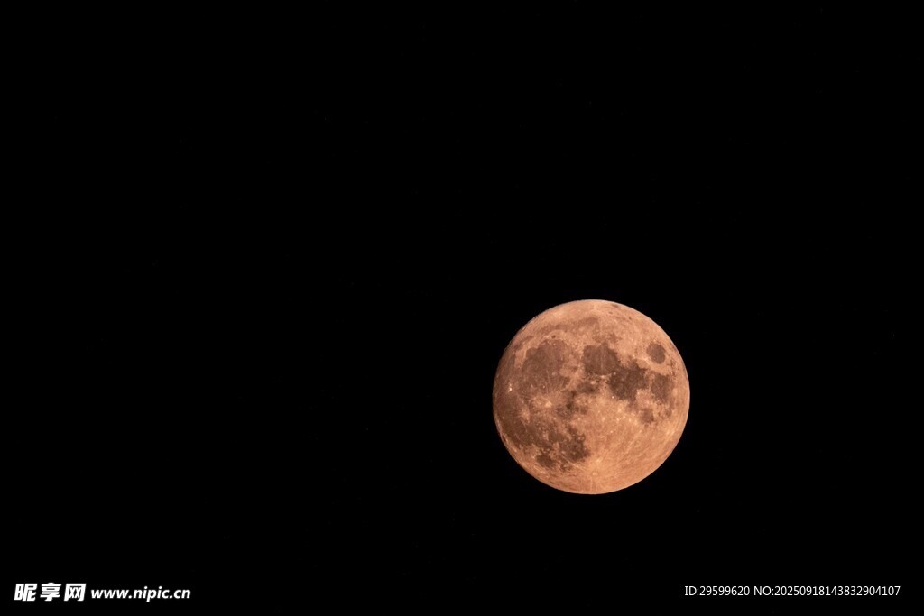 夜空中的红月亮
