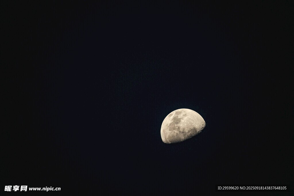 夜空中的半轮明月