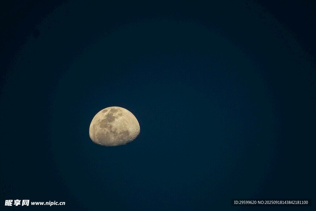 夜空中的孤独月球