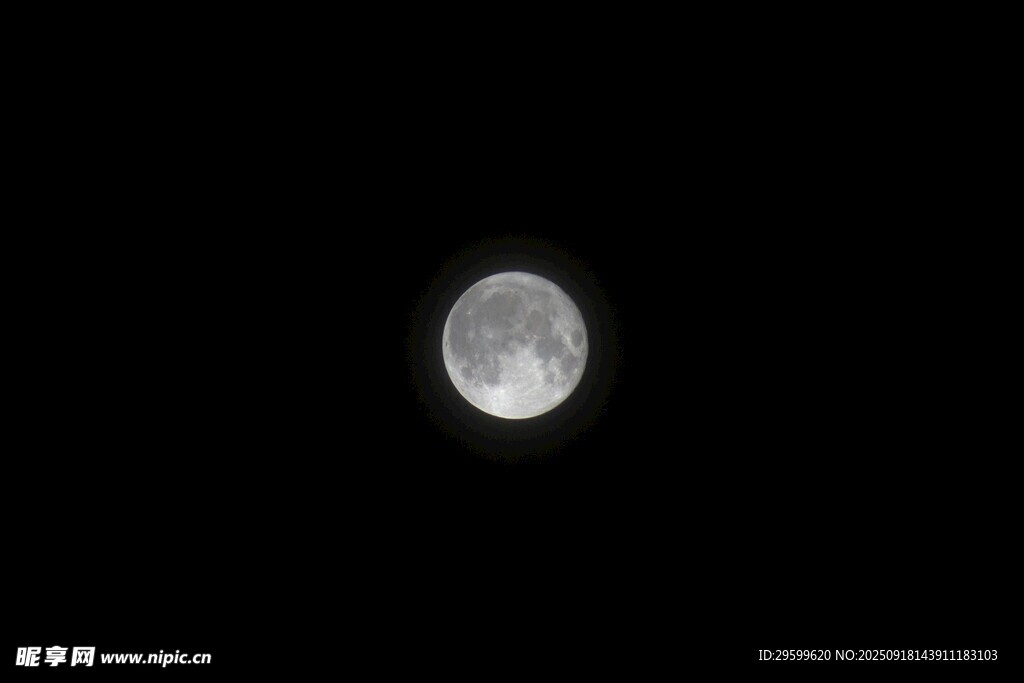 夜空中的皎洁明月