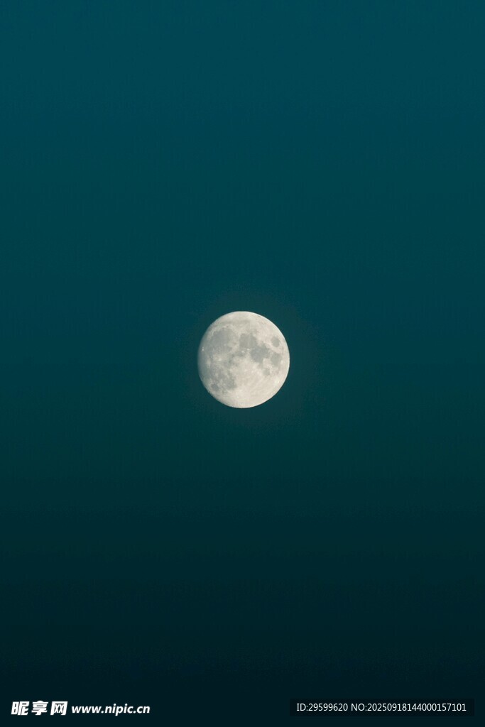 夜空中的皎洁明月