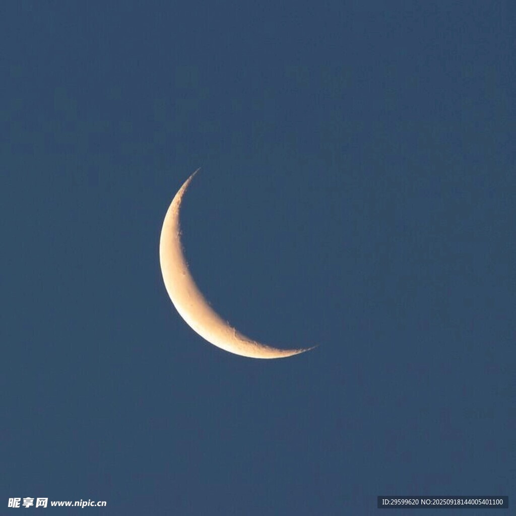 夜空中的弯弯新月