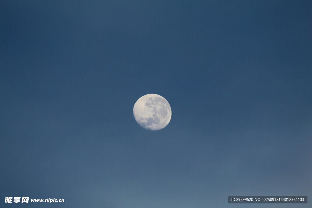 夜空中的皎洁明月
