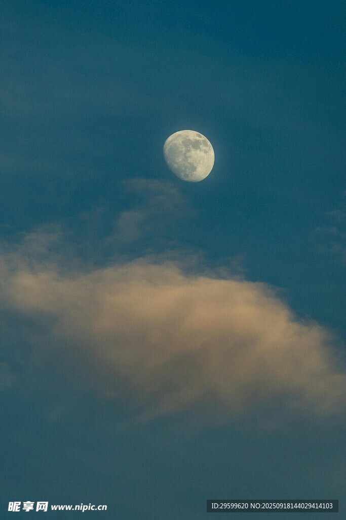 夜空明月伴云