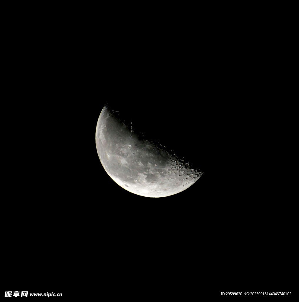 夜空中的弯弯新月