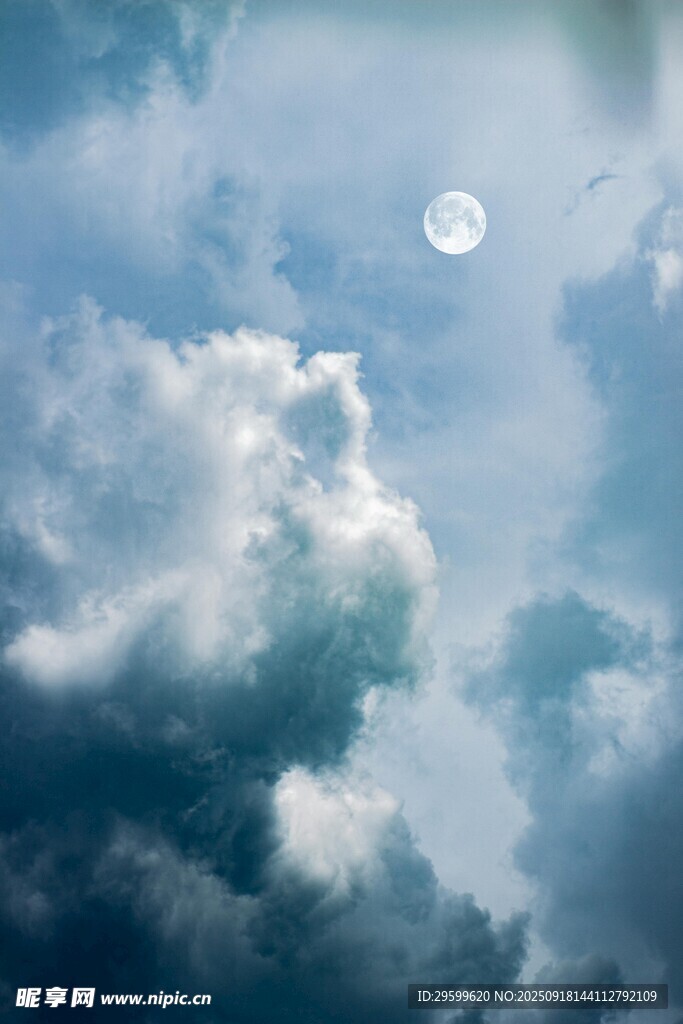 天空中月亮与云朵景象
