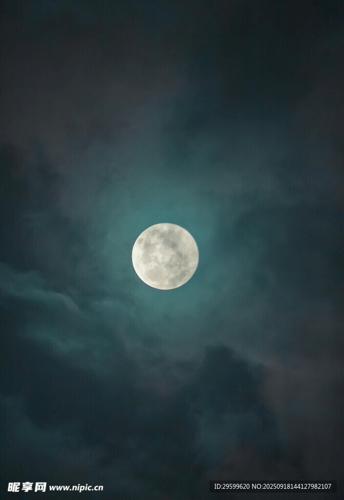 夜空中的皎洁明月
