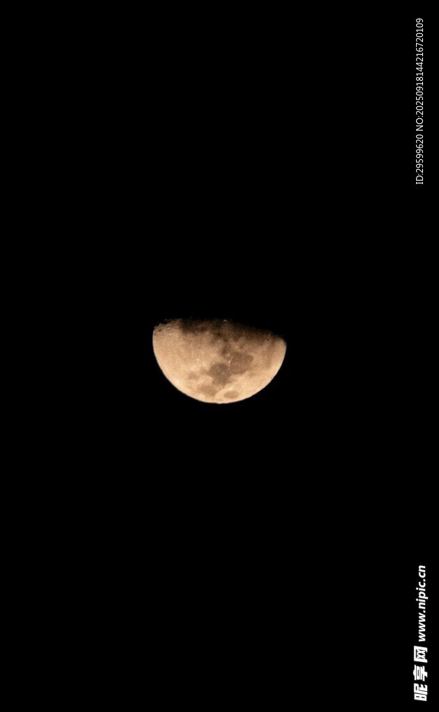 夜空中的红月亮