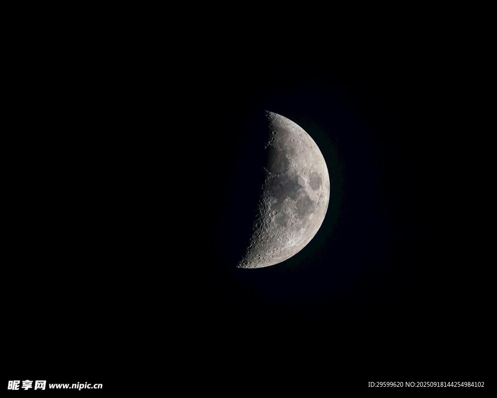 夜空下的半月