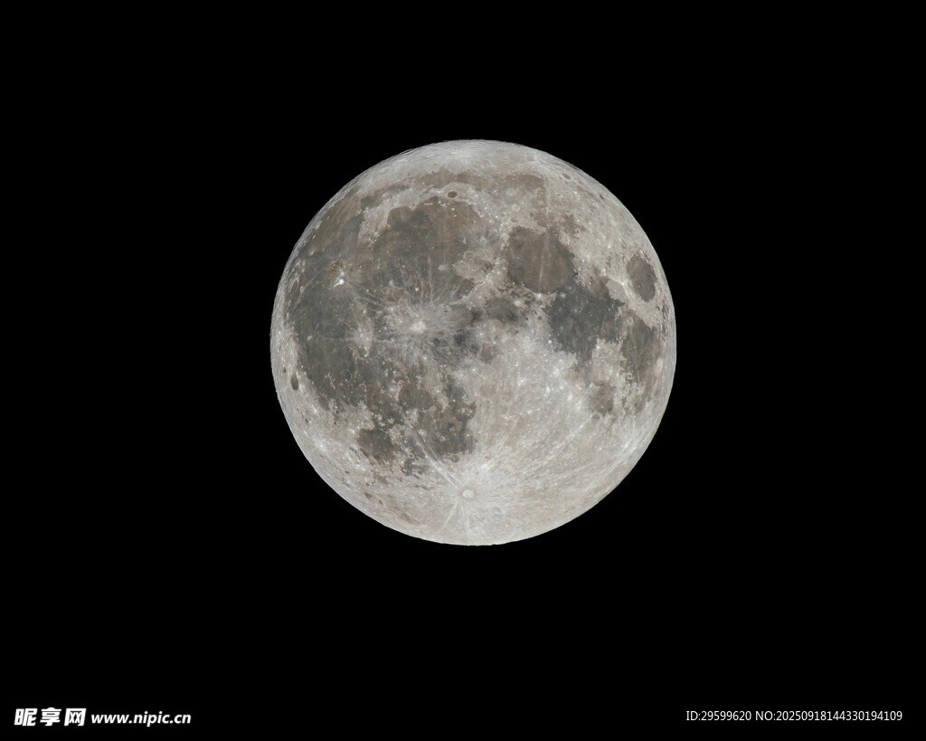 夜空中的皎洁满月