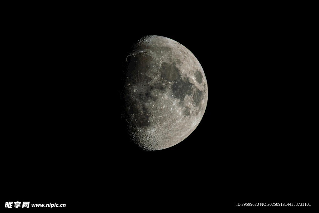 半月悬于夜空