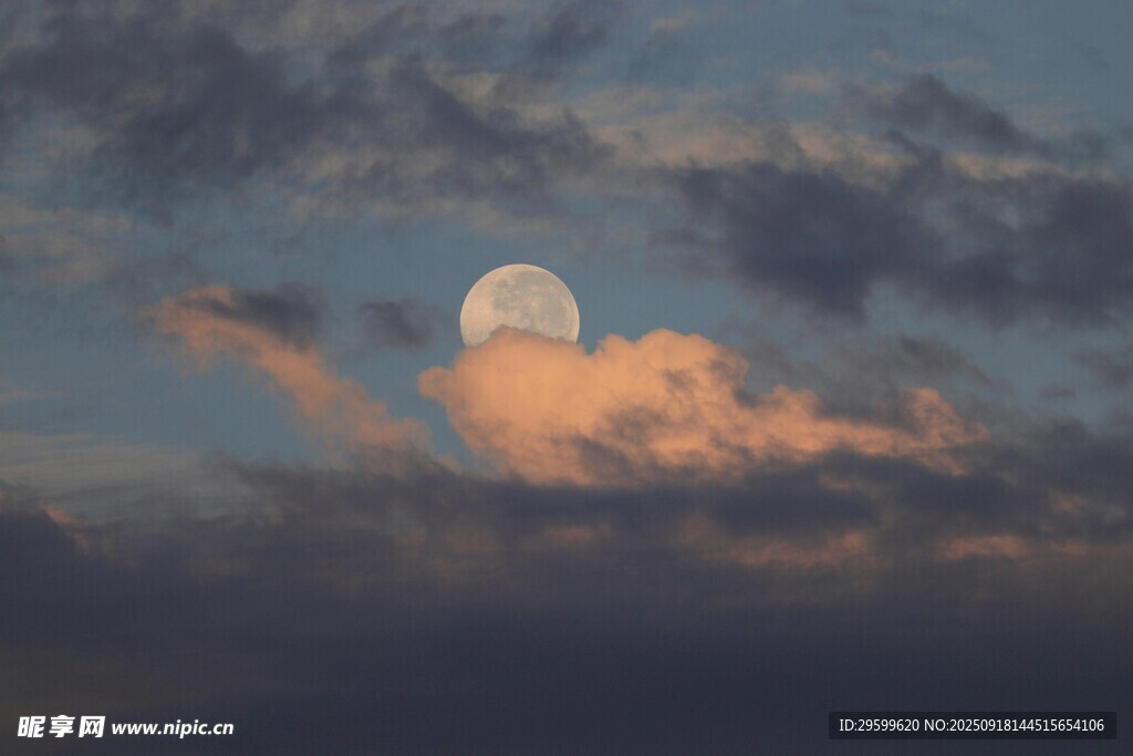 夕阳下的云中明月