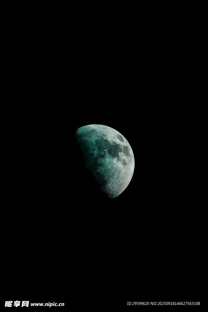 夜空中的半月