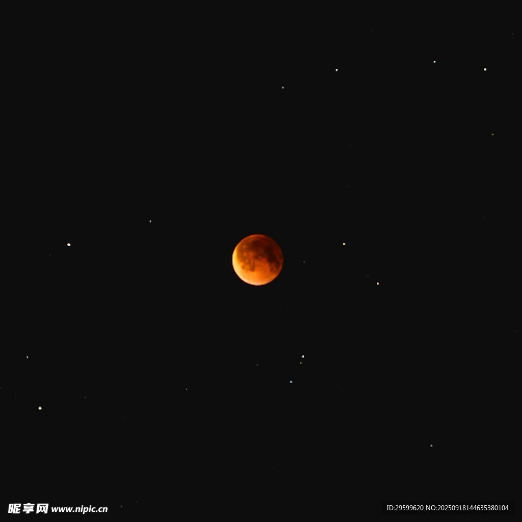 夜空中的红月亮