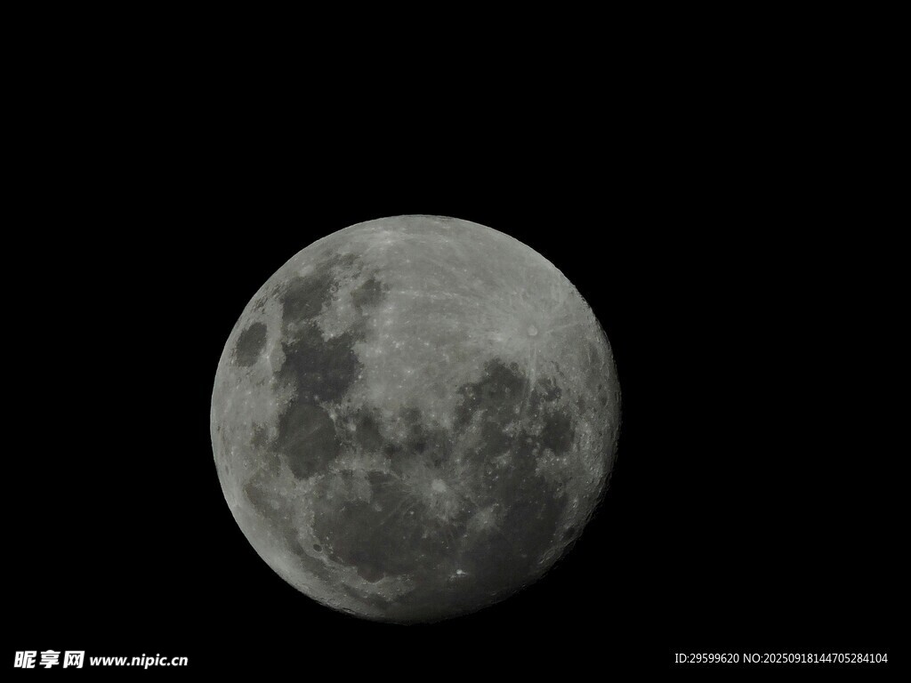 夜空中的满月