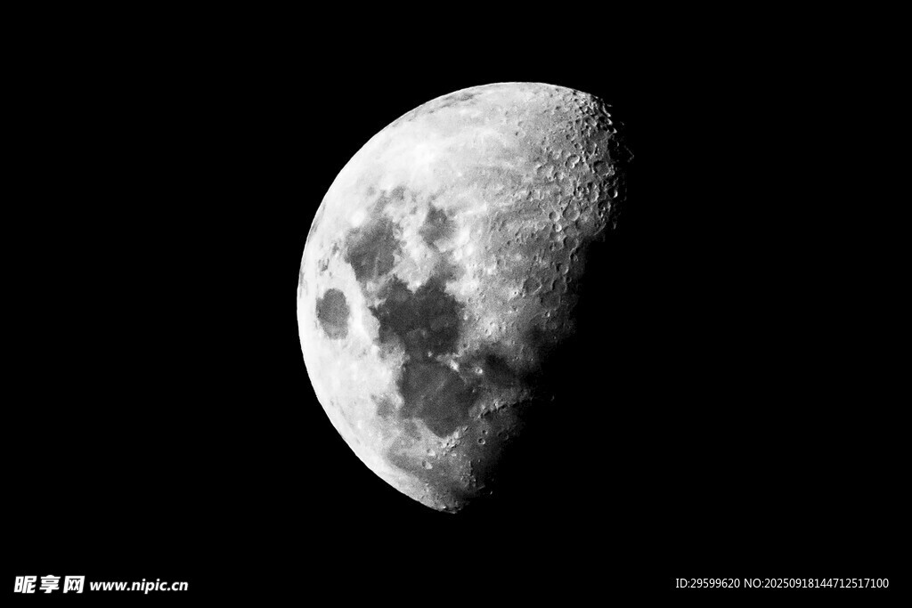 半月悬于夜空