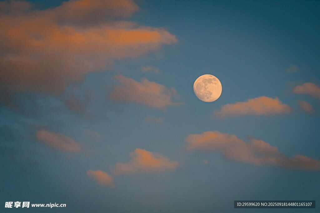 夜空明月伴彩云