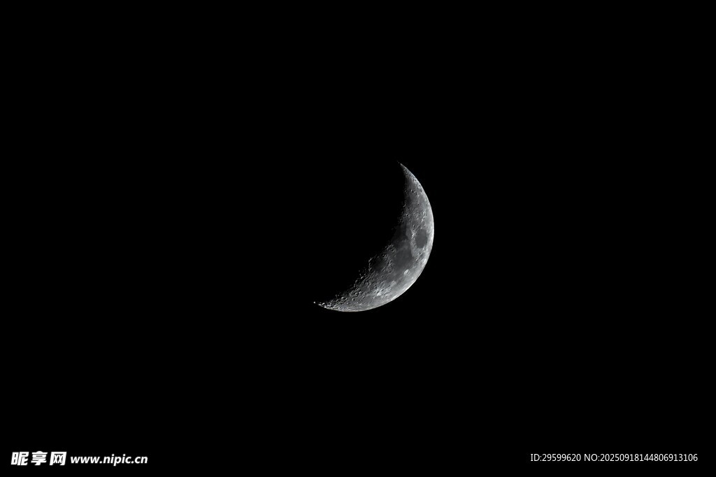 夜空中的弯弯新月
