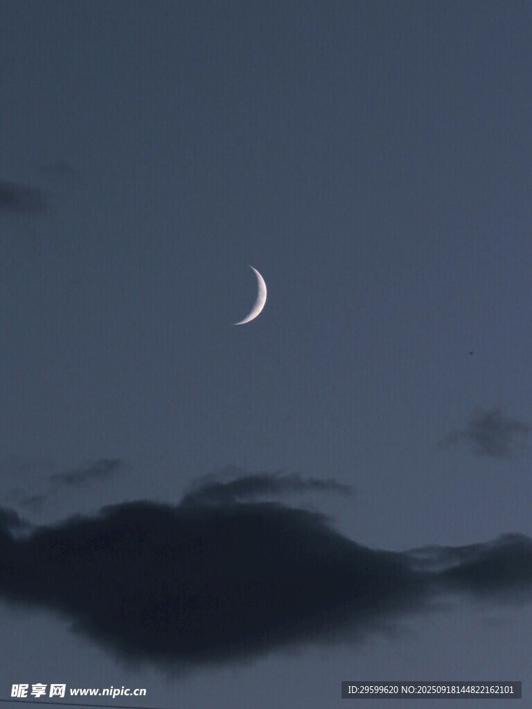 夜空中的弯弯新月