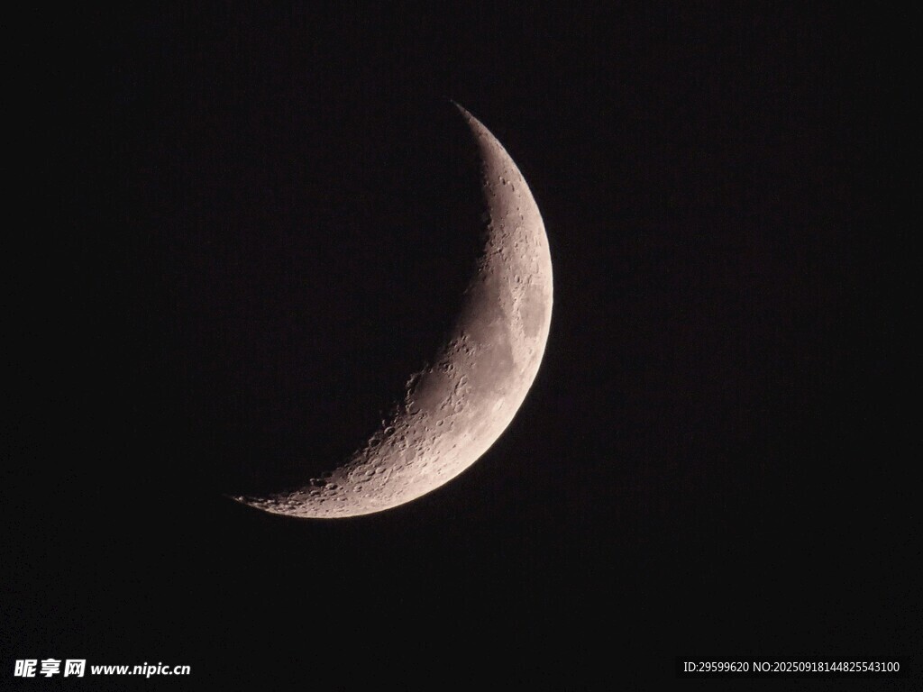 夜空中的弯弯新月