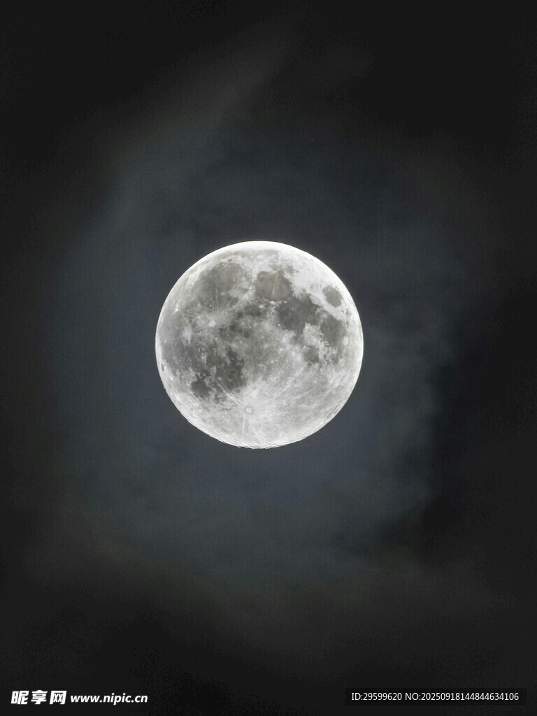 夜空中的皎洁明月