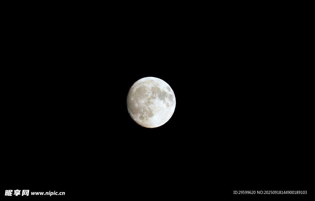 夜空中的皎洁明月