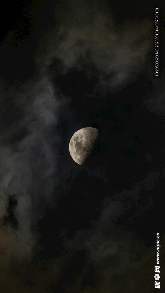 夜空中的弯月