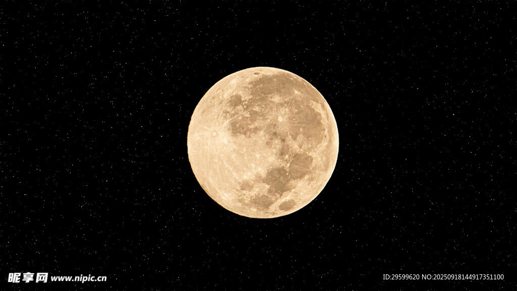 夜空中的明亮满月