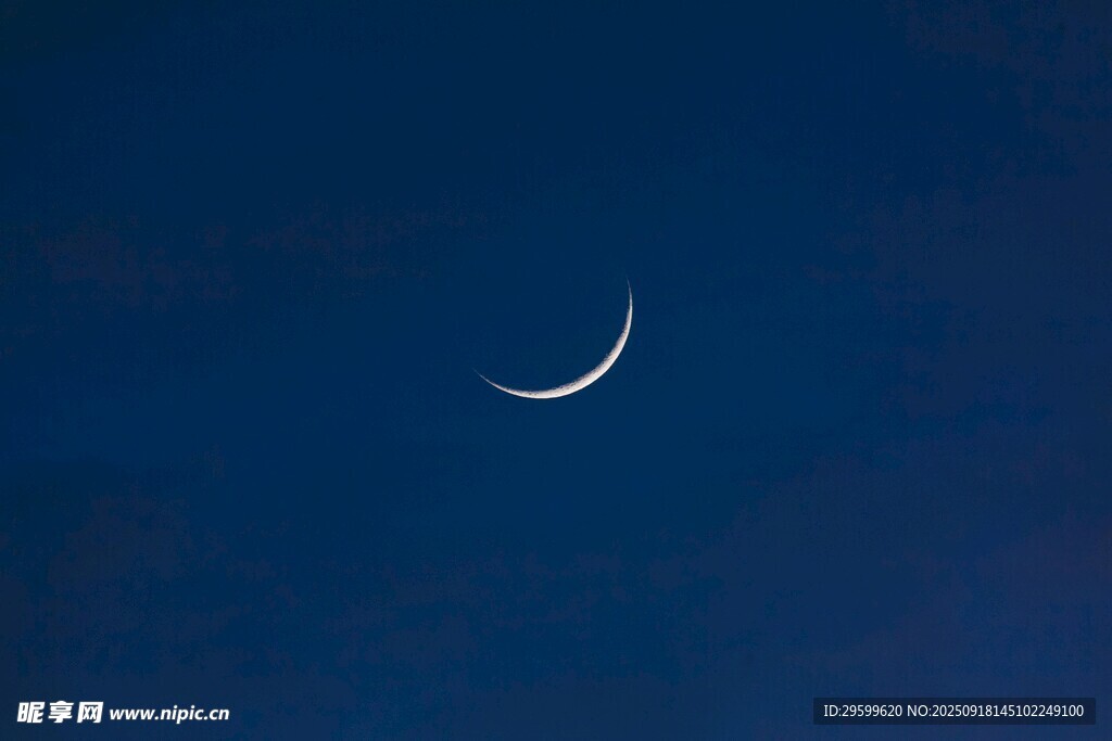 夜空中的弯弯新月