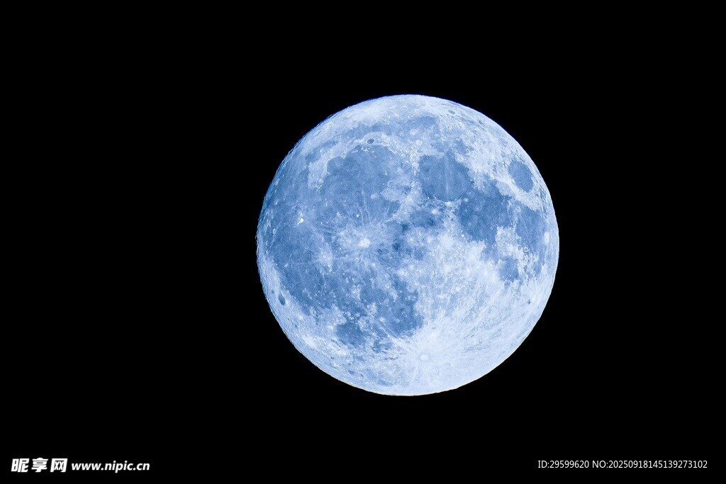 夜空中的蓝色满月