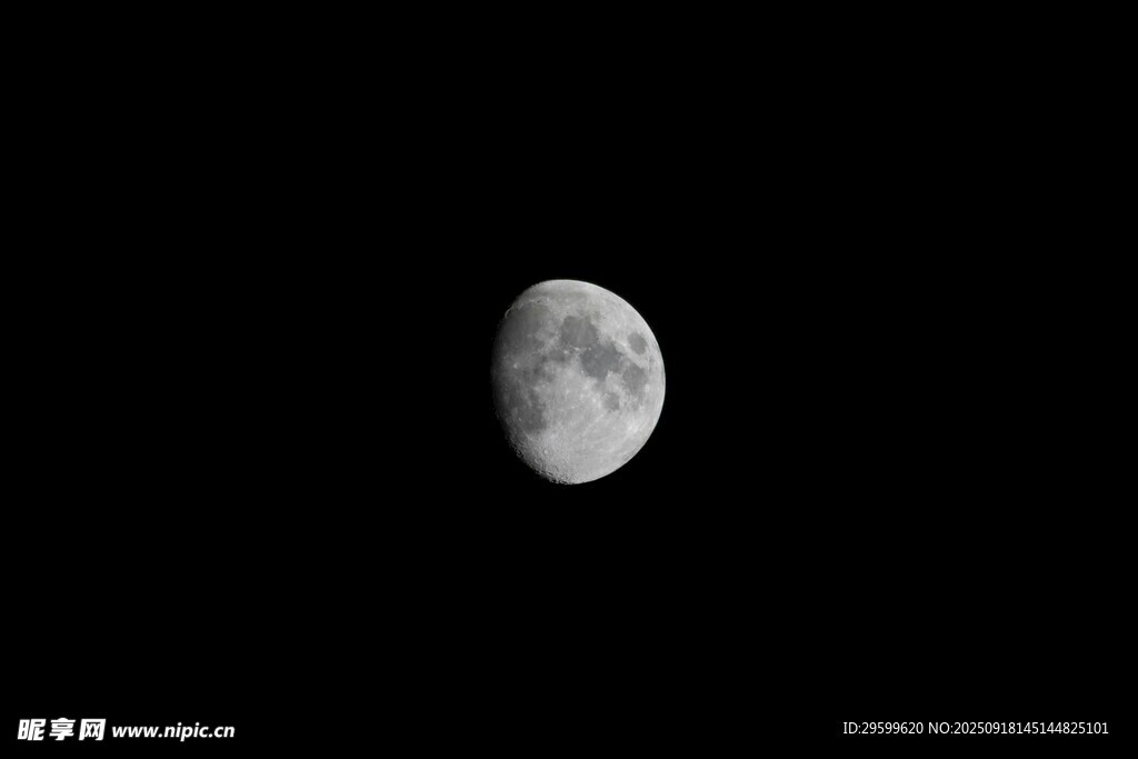 夜空中的半月
