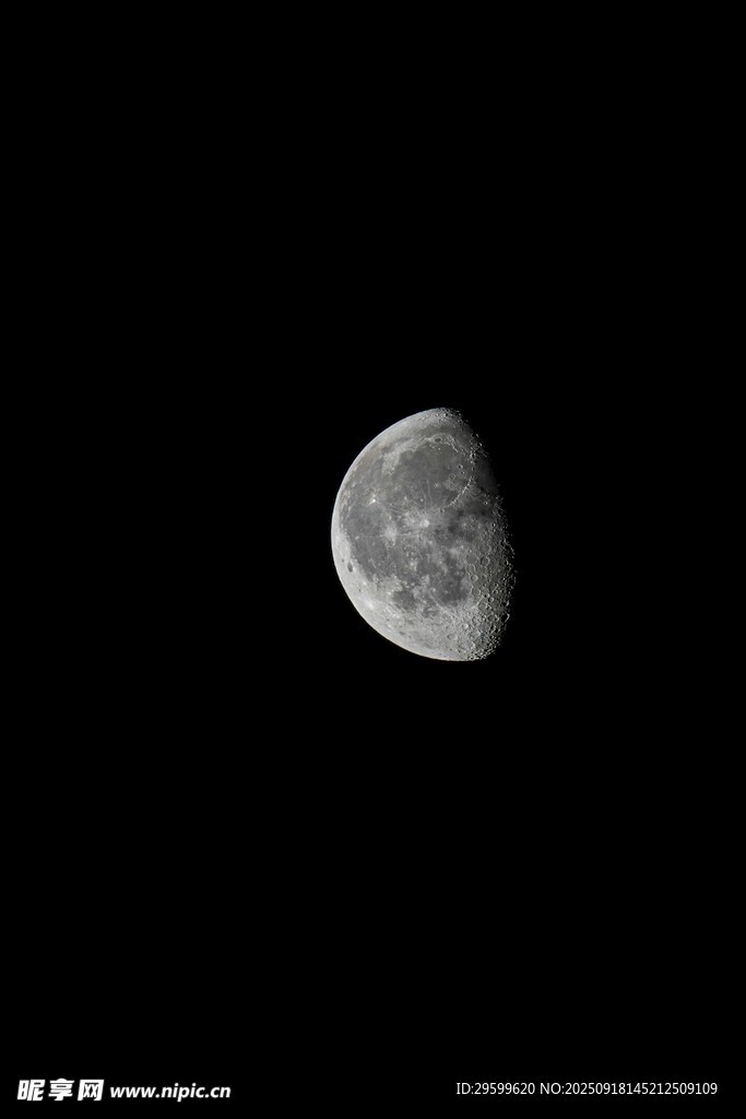 夜空中的半月