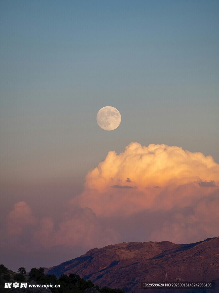 夕阳下的明月与彩云