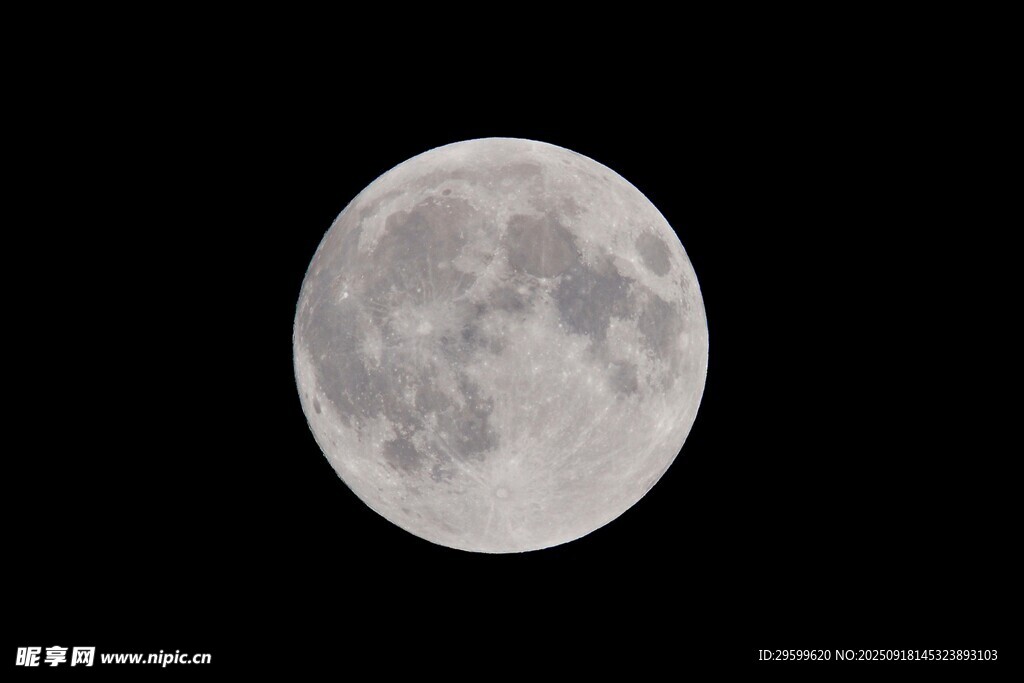 夜空中的满月