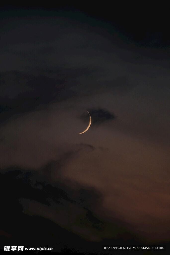 夜空中的弯弯新月