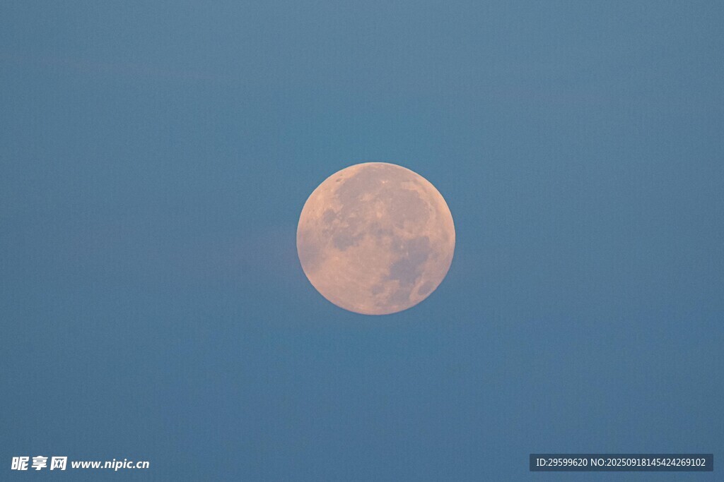 夜空中的一轮满月