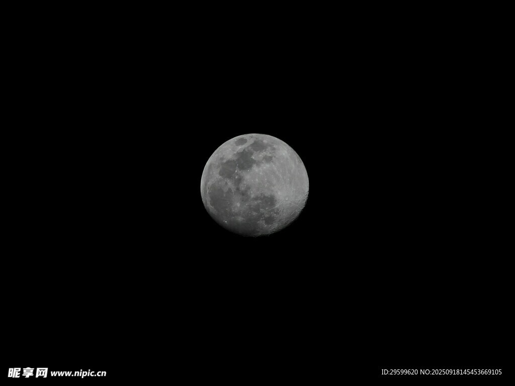 夜空中的孤独月亮