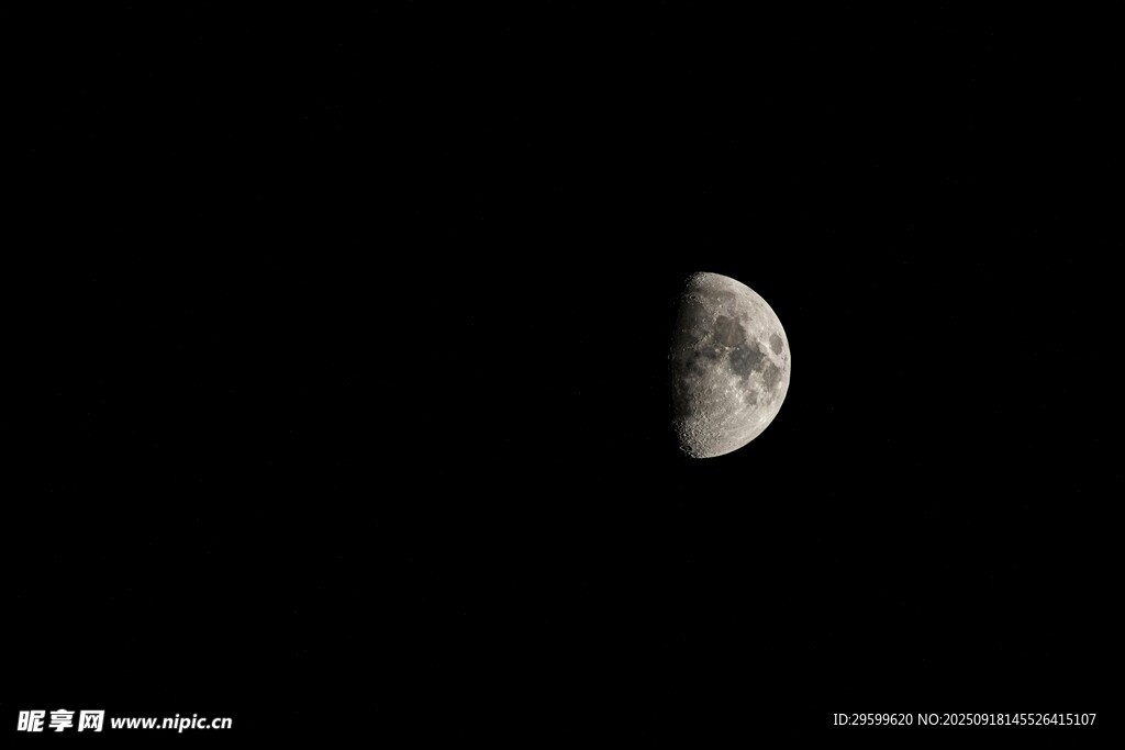 夜空中的半月