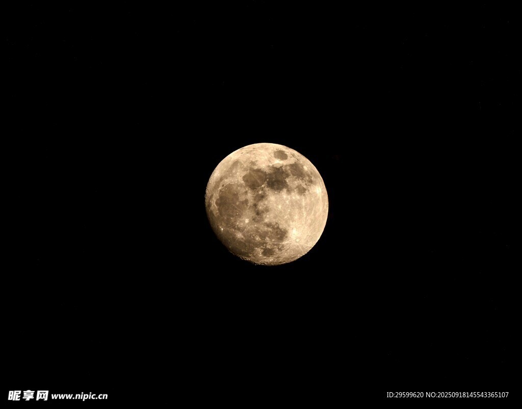 夜空中的满月