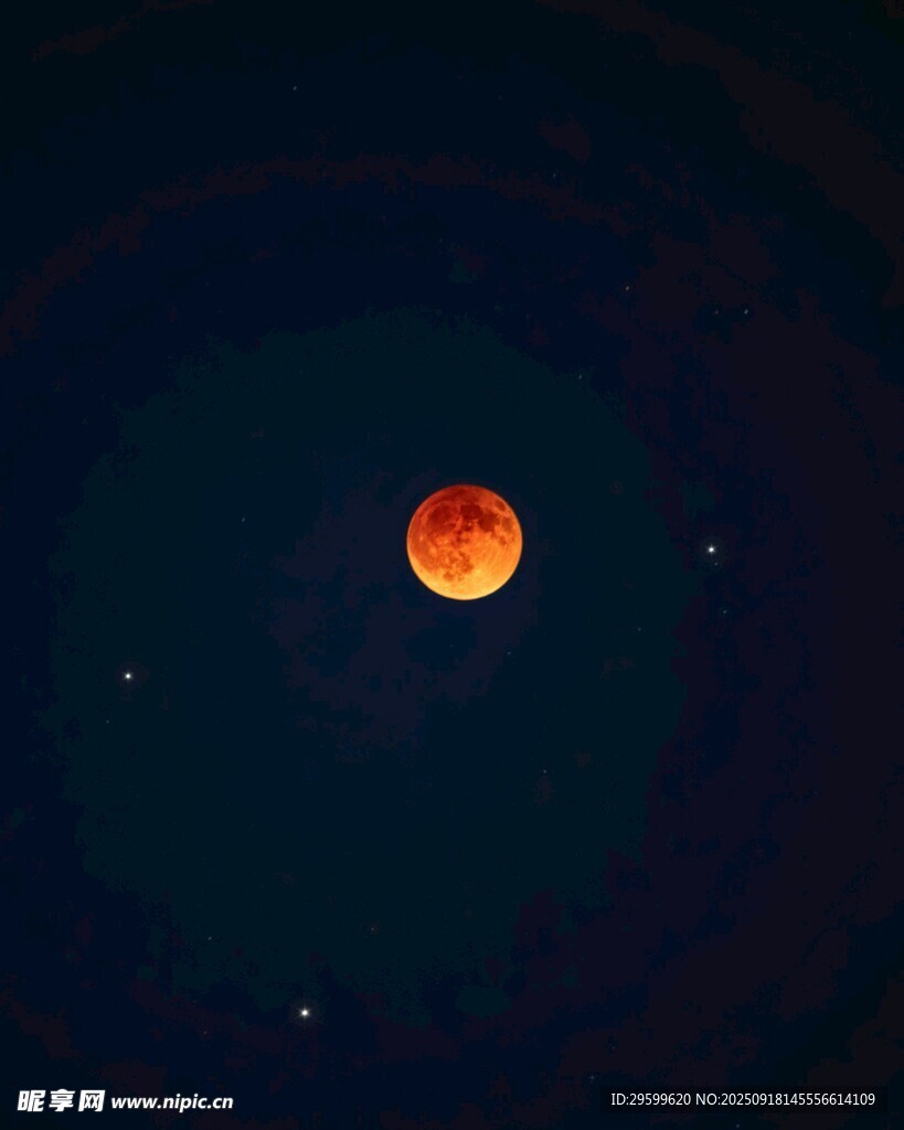 夜空中的红月奇观