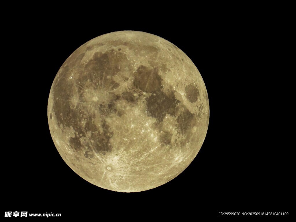 夜空中的明亮满月