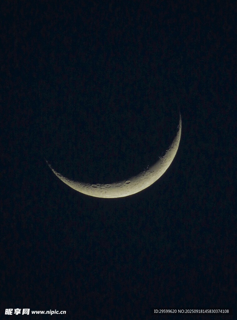 夜空中的弯弯新月