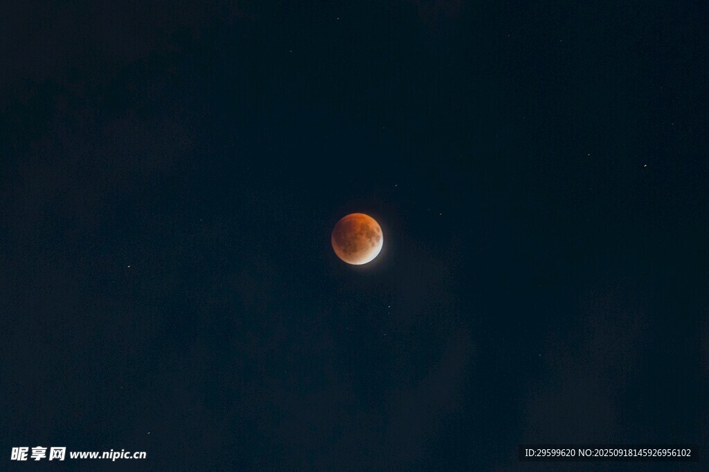 夜空中的红月奇观